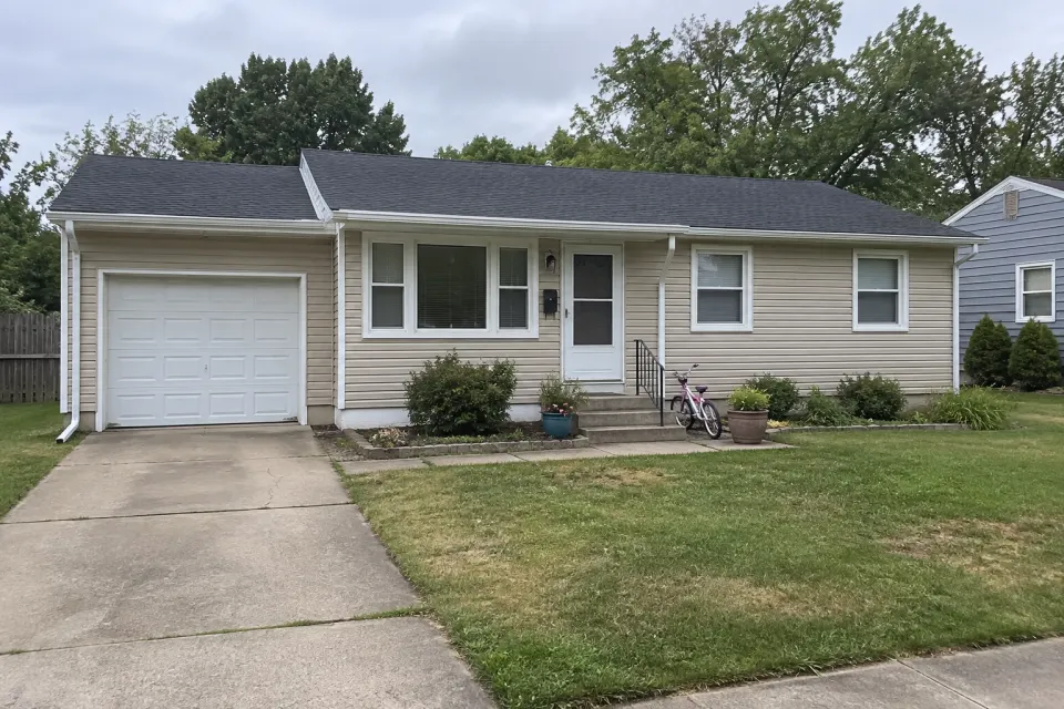Beige one-story ranch home before repainting